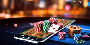 Ilustrasi slot online dengan wang merah dan koin emas